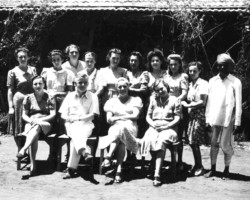 Community centre workers of the estate and the office of the Cultural and Educational Department, standing from the left: Jadwiga Kotlicka, Hanna Brzezińska, Wiesława Klepacka, Kleopatra Cariuk, Stanisława Parfińska, Halina Jędrychowska, Henryka Gromadzka, Celina Naglik, Kazimiera Karasiewicz, Maruti, sitting: Janina Krzysztoń, Roman Dusza, Janina Dobrostańska, head of the Department Janina Michalska, Valivade, 1944; source: Koło Polaków z ONZ (Association of Poles from India) Community centre workers of the estate and the office of the Cultural and Educational Department, standing from the left: Jadwiga Kotlicka, Hanna Brzezińska, Wiesława Klepacka, Kleopatra Cariuk, Stanisława Parfińska, Halina Jędrychowska, Henryka Gromadzka, Celina Naglik, Kazimiera Karasiewicz, Maruti, sitting: Janina Krzysztoń, Roman Dusza, Janina Dobrostańska, head of the Department Janina Michalska, Valivade, 1944; source: Koło Polaków z ONZ (Association of Poles from India)