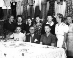 Exhibition of works at the tailoring school - among the students is the director Józef Szarejko, Valivade; source: Poles from India Association Exhibition of works at the tailoring school - among the students is the director Józef Szarejko, Valivade; source: Poles from India Association
