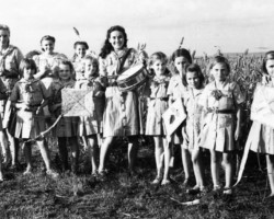 "The Kite Festival" - Valivade Cub Scouts with their scouts Halina Strycharz, Krystyna Olesiak, Ida Rozwadowska and Maria Małaczyńska, Panhala, 1944; source: Poles from India Association "The Kite Festival" - Valivade Cub Scouts with their scouts Halina Strycharz, Krystyna Olesiak, Ida Rozwadowska and Maria Małaczyńska, Panhala, 1944; source: Poles from India Association