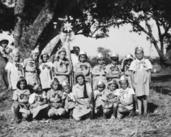 Scout troop of the "Świetlików" with leader Danuta Pniewska (kneeling in the center), Panhali, 1944; source: Poles from India Association Scout troop of the "Świetlików" with leader Danuta Pniewska (kneeling in the center), Panhali, 1944; source: Poles from India Association