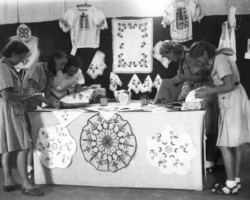 Girl scouts during an exhibition organized by scouts from the estate on the occasion of the 35th anniversary of the Polish Scouting Association, Valivade, 1945; source: Poles from India Association Girl scouts during an exhibition organized by scouts from the estate on the occasion of the 35th anniversary of the Polish Scouting Association, Valivade, 1945; source: Poles from India Association