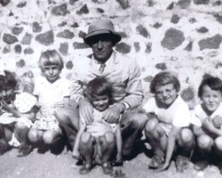 Preschoolers with their guardian - Józef Dzikowski, Balachadi; source: from the collection of Wiesław Stypuła Preschoolers with their guardian - Józef Dzikowski, Balachadi; source: from the collection of Wiesław Stypuła