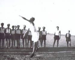 Competitors during the javelin throw competition during the estate games, Balachadi, 1945; source: from the collection of Wiesław Stypuła Competitors during the javelin throw competition during the estate games, Balachadi, 1945; source: from the collection of Wiesław Stypuła