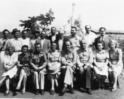 The last photo of a group of friends from among the Polish refugees in India, before leaving Valivade in 1947; (sitting) Alicja Kisielnicka, prof. Janina Szymańska, nn., Mabel Button, Capt. Nielsen, mgr Michał Goławski, Zofia Kiełbińska, Władysława Melnarowicz, (standing, among others) ed. Michał Chmielowiec, eng. Olgierd Grabianka, Zdzisław Sikorski, Wawrzyniec Oszmiański, mgr Kazimierz Łęczyński, Czesław Polechowicz; source: Koło Polaków z Niechciański The last photo of a group of friends from among the Polish refugees in India, before leaving Valivade in 1947; (sitting) Alicja Kisielnicka, prof. Janina Szymańska, nn., Mabel Button, Capt. Nielsen, mgr Michał Goławski, Zofia Kiełbińska, Władysława Melnarowicz, (standing, among others) ed. Michał Chmielowiec, eng. Olgierd Grabianka, Zdzisław Sikorski, Wawrzyniec Oszmiański, mgr Kazimierz Łęczyński, Czesław Polechowicz; source: Koło Polaków z Niechciański