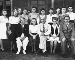 Accounting course with manager Jan Sułkowski (in the middle), Valivade; source: Koło Polaków z Niechciały Accounting course with manager Jan Sułkowski (in the middle), Valivade; source: Koło Polaków z Niechciały
