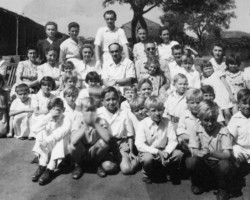 Educators and teachers of children from the orphanage (Gen. W. Sikorski Educational Facility) with their charges in Valivade; source: Poles from India Association Educators and teachers of children from the orphanage (Gen. W. Sikorski Educational Facility) with their charges in Valivade; source: Poles from India Association