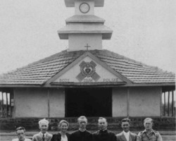 Parish committee: Witold Bidakowski, Jan Nowicki, Zofia Grużewska, parish priest Leopold Dallinger, priest Jan Przybysz, Antoni Świergoń (sacristan), brother Jan Orysiuk, Valivade; source: Circle of Poles from India Parish committee: Witold Bidakowski, Jan Nowicki, Zofia Grużewska, parish priest Leopold Dallinger, priest Jan Przybysz, Antoni Świergoń (sacristan), brother Jan Orysiuk, Valivade; source: Circle of Poles from India