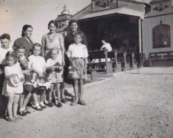 Polish refugees in front of the church during Easter, Karachi, 1944; source: private collection of Jerzy Szczawiński Polish refugees in front of the church during Easter, Karachi, 1944; source: private collection of Jerzy Szczawiński