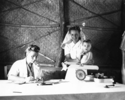 Dr. Grażyna Miklaszewska-Czekańska and Sister Janina Chronowska at the Mother and Child Care Center at the Valivade Community Hospital; source: Poles from India Association Dr. Grażyna Miklaszewska-Czekańska and Sister Janina Chronowska at the Mother and Child Care Center at the Valivade Community Hospital; source: Poles from India Association