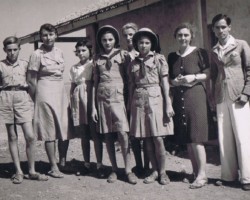 Doctor Anant Johsi in the company of friendly Polish caregivers and their children: Wanda Piotrowska with her daughter Jadwiga, Zofia Tomaszek with her son Jerzy and daughter Iwona, and Zofia Czerwiowska with her daughter Krystyna, Balachadi; source: from the collection of Wiesław Stypuła Doctor Anant Johsi in the company of friendly Polish caregivers and their children: Wanda Piotrowska with her daughter Jadwiga, Zofia Tomaszek with her son Jerzy and daughter Iwona, and Zofia Czerwiowska with her daughter Krystyna, Balachadi; source: from the collection of Wiesław Stypuła