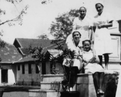 Sisters from the hospital in Laxmi Villas near the estate - a place where Poles were treated before the well-organized hospital in Valivade was established: Wiesława Klepacka, Eugenia Goślinowska, Franciszka Baryła, Ewalda Bezdel; source: Koło Polaków z Niechciał Sisters from the hospital in Laxmi Villas near the estate - a place where Poles were treated before the well-organized hospital in Valivade was established: Wiesława Klepacka, Eugenia Goślinowska, Franciszka Baryła, Ewalda Bezdel; source: Koło Polaków z Niechciał