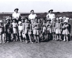 "Older children" on the beach with Janina Dobrostańska, Balachadi; source: from the collection of Wiesław Stypuła "Older children" on the beach with Janina Dobrostańska, Balachadi; source: from the collection of Wiesław Stypuła