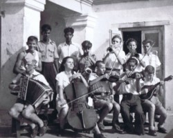 Part of the orchestra with Indian music teachers, Balachadi; source: from the collection of Wiesław Stypuła Part of the orchestra with Indian music teachers, Balachadi; source: from the collection of Wiesław Stypuła