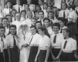 Sister Gemma with the charges of the Saint Joseph's convent in Panchgani; source: Poles from India Association Sister Gemma with the charges of the Saint Joseph's convent in Panchgani; source: Poles from India Association