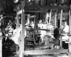 Weaving workshop in Valivade; source: Poles from India Association Weaving workshop in Valivade; source: Poles from India Association