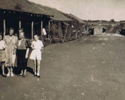 Polish refugees in Valivade: Jerzy Szczawiński (left) with his mother Stanisława, grandmother Leokadia and a friend; source: private collection of Jerzy Szcawiński Polish refugees in Valivade: Jerzy Szczawiński (left) with his mother Stanisława, grandmother Leokadia and a friend; source: private collection of Jerzy Szcawiński