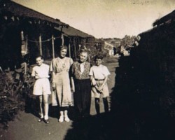 Polish refugees: Jerzy Szczawiński (right) with his mother Stanisława, grandmother Leokadia and a friend in Valivade; source: private collection of Jerzy Szczawiński Polish refugees: Jerzy Szczawiński (right) with his mother Stanisława, grandmother Leokadia and a friend in Valivade; source: private collection of Jerzy Szczawiński