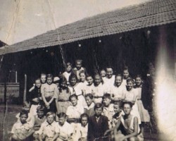 6th grade of Polish children at the Henryk Sienkiewicz School in Valivade; source: Jerzy Szczawiński's collection 6th grade of Polish children at the Henryk Sienkiewicz School in Valivade; source: Jerzy Szczawiński's collection