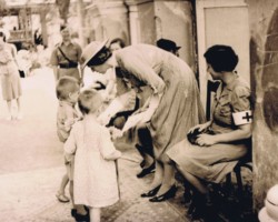 Lady Lumley – the wife of the English governor of Bombay at the Polish children's center in India, Bandra, 1942; source: from the collection of Wiesław Stypuła Lady Lumley – the wife of the English governor of Bombay at the Polish children's center in India, Bandra, 1942; source: from the collection of Wiesław Stypuła