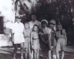 Delegation of Polish sailors from the merchant ship "Kościuszko" at the Polish children's center, Bandra, 1942; source: from the collection of Wiesław Stypuła Delegation of Polish sailors from the merchant ship "Kościuszko" at the Polish children's center, Bandra, 1942; source: from the collection of Wiesław Stypuła