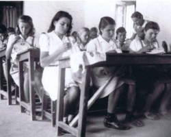 Handicraft lesson in classes Va and Vb, Balachadi; source: from the collection of Wiesław Stypuła Handicraft lesson in classes Va and Vb, Balachadi; source: from the collection of Wiesław Stypuła
