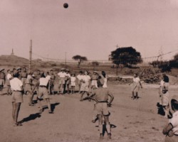 An exhibition volleyball match in the fifth grade – boys versus girls, Balachadi; source: from the collection of Wiesław Stypuła An exhibition volleyball match in the fifth grade – boys versus girls, Balachadi; source: from the collection of Wiesław Stypuła