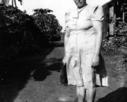 Leokadia Guziewicz and her stove, the so-called sigris, Valivade; source: Poles from India Association Leokadia Guziewicz and her stove, the so-called sigris, Valivade; source: Poles from India Association