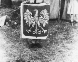 Zbyszek Nowicki with the flag given to the scouts by the Consulate General of the Republic of Poland in Bombay, Valivade; source: Poles from India Association Zbyszek Nowicki with the flag given to the scouts by the Consulate General of the Republic of Poland in Bombay, Valivade; source: Poles from India Association