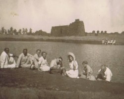 Polish refugees from the Valivade settlement on a trip to Panhali; source: private collection of Jerzy Szczawiński Polish refugees from the Valivade settlement on a trip to Panhali; source: private collection of Jerzy Szczawiński