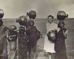 Hindu women after collecting water from the Panchganki River near Valivade; source: private collection of Jerzy Szczawiński Hindu women after collecting water from the Panchganki River near Valivade; source: private collection of Jerzy Szczawiński