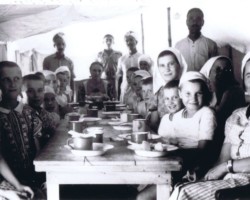 Janina Dobrostańska (first from the right) with children in the canteen of the temporary center, where school classes were held between meals, Quetta, 1942; source: from the collection of Wiesław Stypuła Janina Dobrostańska (first from the right) with children in the canteen of the temporary center, where school classes were held between meals, Quetta, 1942; source: from the collection of Wiesław Stypuła