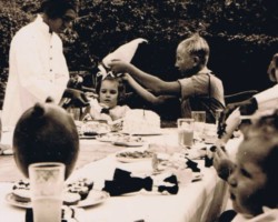 Polish children from the Balachadi settlement during a visit to the summer residence of Maharaja Digvijaysinhji; source: from the collection of Wiesław Stypuła Polish children from the Balachadi settlement during a visit to the summer residence of Maharaja Digvijaysinhji; source: from the collection of Wiesław Stypuła