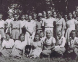 Delegate Michał Goławski (standing in the center) at a meeting with the oldest class, Balachadi, 1945; source: from the collection of Wiesław Stypuła Delegate Michał Goławski (standing in the center) at a meeting with the oldest class, Balachadi, 1945; source: from the collection of Wiesław Stypuła