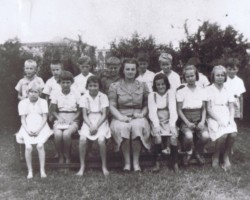 Teacher Irena Styczyńska "with her" class III, Balachadi; source: from the collection of Wiesław Stypuła Teacher Irena Styczyńska "with her" class III, Balachadi; source: from the collection of Wiesław Stypuła