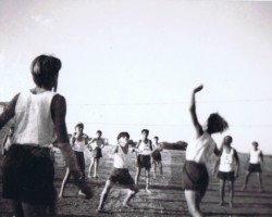 Volleyball match between the fifth grade teams, Balachadi; source: from the collection of Wiesław Stypuła Volleyball match between the fifth grade teams, Balachadi; source: from the collection of Wiesław Stypuła