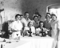 Participants of the laboratory and medical course: (standing from the left) Paulina Benal, Maria Błach, Dr. Gustaw Finkler, Jadwiga Pniewska, Eugenia Goślinowska, Maria Audykowska, Genowefa Klimowiecka, (sitting from the left) Eugenia Maciejewska, Janina Chronowska, Valivade, October 1945; source: Koło Polaków z India Participants of the laboratory and medical course: (standing from the left) Paulina Benal, Maria Błach, Dr. Gustaw Finkler, Jadwiga Pniewska, Eugenia Goślinowska, Maria Audykowska, Genowefa Klimowiecka, (sitting from the left) Eugenia Maciejewska, Janina Chronowska, Valivade, October 1945; source: Koło Polaków z India