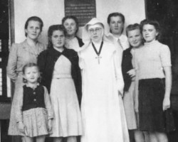 Members of the Saint Joseph's Convent with one of the nuns in front of a plaque commemorating the stay of Polish youth at the school in Panchgani, 1945; source: Poles from India Association Members of the Saint Joseph's Convent with one of the nuns in front of a plaque commemorating the stay of Polish youth at the school in Panchgani, 1945; source: Poles from India Association