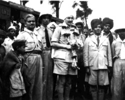 Farewell to comrade Ryszard Zuch (Zdzisław Peszkowski - standing in the center) who is leaving the estate, next to him (second from the left) his friendly Hindu comrade Valivadekar, Valivade, 1947; source: Koło Polaków z Niechciał Farewell to comrade Ryszard Zuch (Zdzisław Peszkowski - standing in the center) who is leaving the estate, next to him (second from the left) his friendly Hindu comrade Valivadekar, Valivade, 1947; source: Koło Polaków z Niechciał