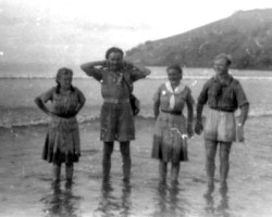 Scout activists: Danuta Pniewska, Zdzisław Peszkowski, Waleria Wiśniewska, Zenon Kaptur, 1945; source: Poles from India Association Scout activists: Danuta Pniewska, Zdzisław Peszkowski, Waleria Wiśniewska, Zenon Kaptur, 1945; source: Poles from India Association