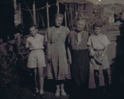 Polish refugees in Valivade: Jerzy Szczawiński (right) with his mother Stanisława, grandmother Leokadia and a friend; source: private collection of Jerzy Szcawiński Polish refugees in Valivade: Jerzy Szczawiński (right) with his mother Stanisława, grandmother Leokadia and a friend; source: private collection of Jerzy Szcawiński