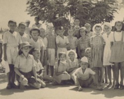 Polish children in India with their caregiver Maria Wierzbicka, Quetta, 1942; source: from the collection of Wiesław Stypuła Polish children in India with their caregiver Maria Wierzbicka, Quetta, 1942; source: from the collection of Wiesław Stypuła