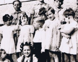 Józef Błażewicz (standing in the middle) and Bohdan Czaykowski (on the right) with Polish children during their visit to the summer palace of Maharaja Digvijaysinhji in Balachadi; source: from the collection of Wiesław Stypuła Józef Błażewicz (standing in the middle) and Bohdan Czaykowski (on the right) with Polish children during their visit to the summer palace of Maharaja Digvijaysinhji in Balachadi; source: from the collection of Wiesław Stypuła