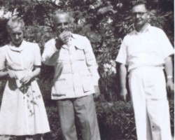 Delegate of the Ministry of Religious Denominations and Public Enlightenment Michał Gołaski (standing in the middle) with the deputy commander of the settlement Zofia Rozwadowska and his brother Oskar (a Czech missionary), 1945, Balachadi; source: from the collection of Wiesław Stypuła Delegate of the Ministry of Religious Denominations and Public Enlightenment Michał Gołaski (standing in the middle) with the deputy commander of the settlement Zofia Rozwadowska and his brother Oskar (a Czech missionary), 1945, Balachadi; source: from the collection of Wiesław Stypuła