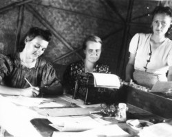 Julia Dąbrowska, Janina Jerzykowska, Irena Magnuszewska - from the administration of the estate, Valivade, 1943; source: Poles from India Association Julia Dąbrowska, Janina Jerzykowska, Irena Magnuszewska - from the administration of the estate, Valivade, 1943; source: Poles from India Association