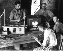 Polish refugees in one of the workshops of the Valivade settlement: Jan Kaśków, engineer Jan Pacak Józefat Abramowicz, 1947; source: Poles from India Association Polish refugees in one of the workshops of the Valivade settlement: Jan Kaśków, engineer Jan Pacak Józefat Abramowicz, 1947; source: Poles from India Association