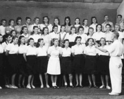 The junior high school choir with the conductor and soloist Irena Zobek, Valivade; source: Poles from India Association The junior high school choir with the conductor and soloist Irena Zobek, Valivade; source: Poles from India Association