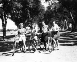 Residents of the Valivade housing estate during a bicycle trip; source: Poles from India Association Residents of the Valivade housing estate during a bicycle trip; source: Poles from India Association