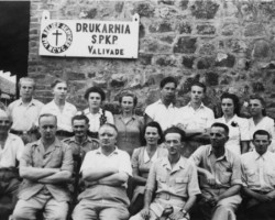 Valivade Print shop Staff Printing house employees in the Valivade housing estate (sitting from the left): Ludwik Benal, Fr. Antoni Jankowski, Antoni Świergoń, Zdzisław Żerebecki, Jadwiga Piórkowska, Michał Chmielowiec, NN, NN, Valivade, 1946; source: Koło Polaków z India