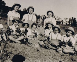 Collecting leaves for herbaria in Balachadi; source: from the collection of Wiesław Stypuła Collecting leaves for herbaria in Balachadi; source: from the collection of Wiesław Stypuła