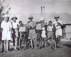 Polish boys in India in front of their residential building in a temporary center (first from the left Wiesław Stypuła), Quetta, 1942; source: from the collection of Wiesław Stypuła Polish boys in India in front of their residential building in a temporary center (first from the left Wiesław Stypuła), Quetta, 1942; source: from the collection of Wiesław Stypuła
